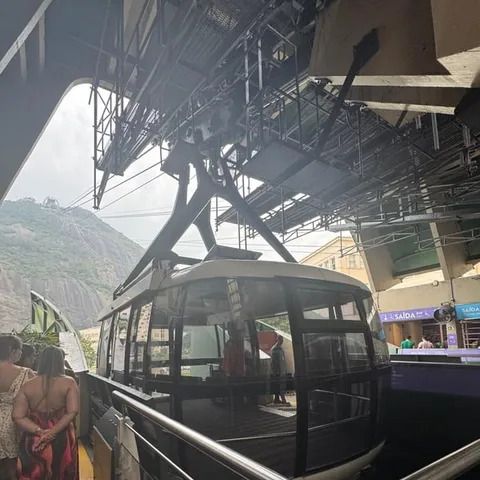 A cable car arriving at the Sugarloaf station